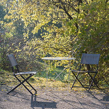 Gartentischchen mit Stühlen